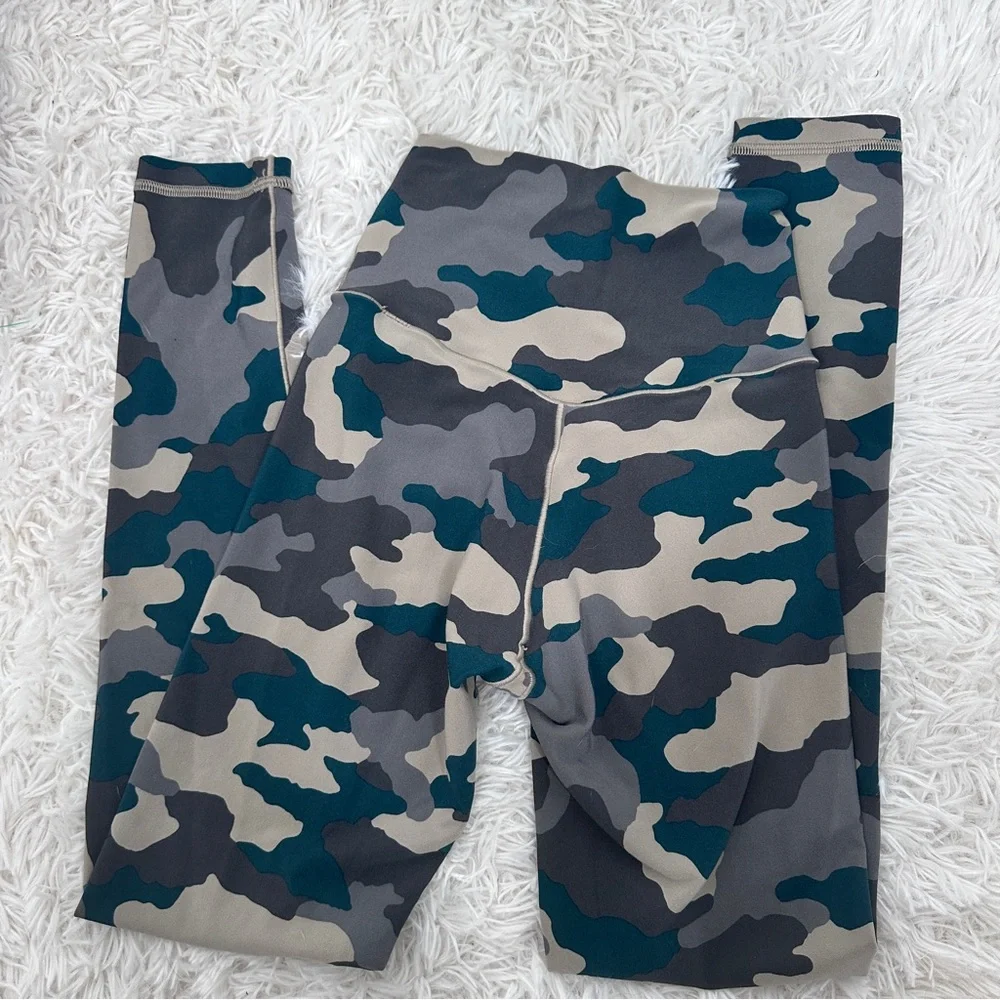 OFFLINE By Aerie Real Me High Waisted Crossover Legging Size Small Camo Print